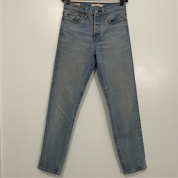 Levi's Premium Wedgie Light Wash High Rise Jeans Size 24 - Picture 2 of 11